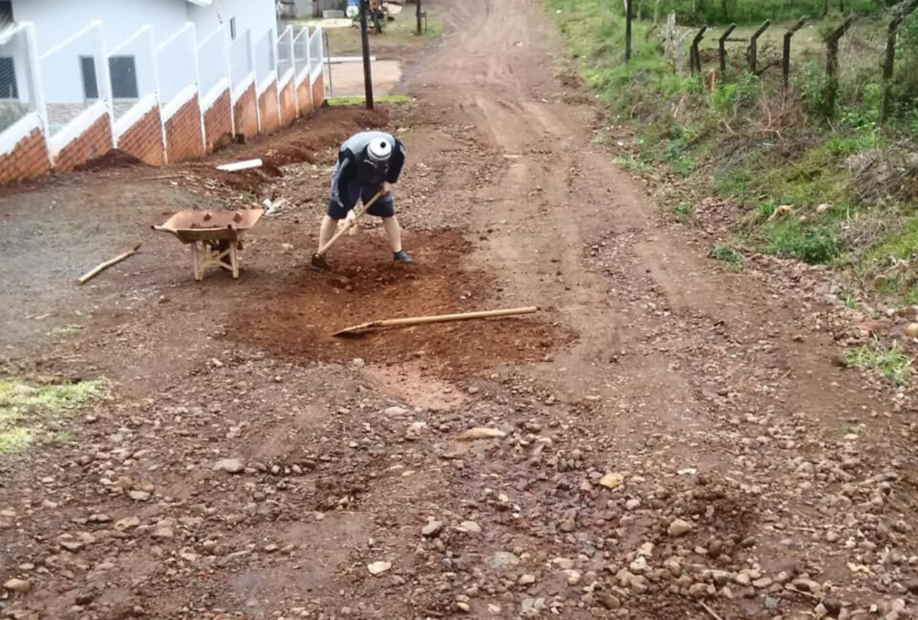 Morador arruma estrada por conta própria para poder transitar no Bairro Leandro