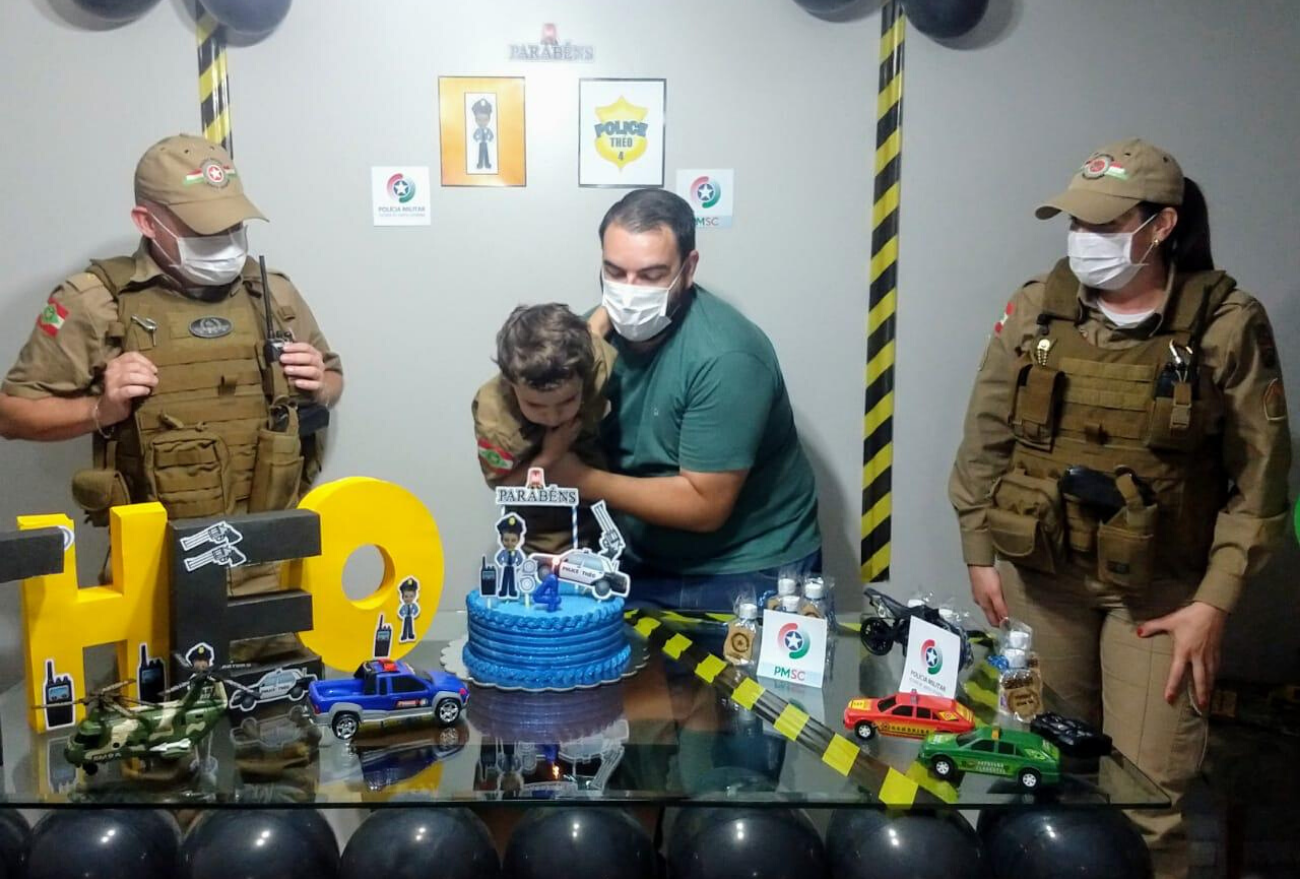 Polícia Militar realiza festa de aniversário surpresa para menino   