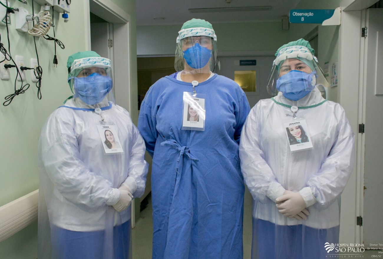 Hospital São Paulo, de Xanxerê, cria crachás com fotos de médicos sorrindo