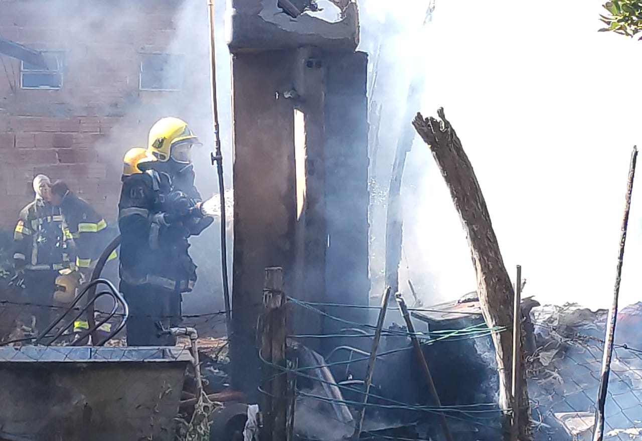 Corpo de Bombeiros combate incêndio em residência, em Xanxerê