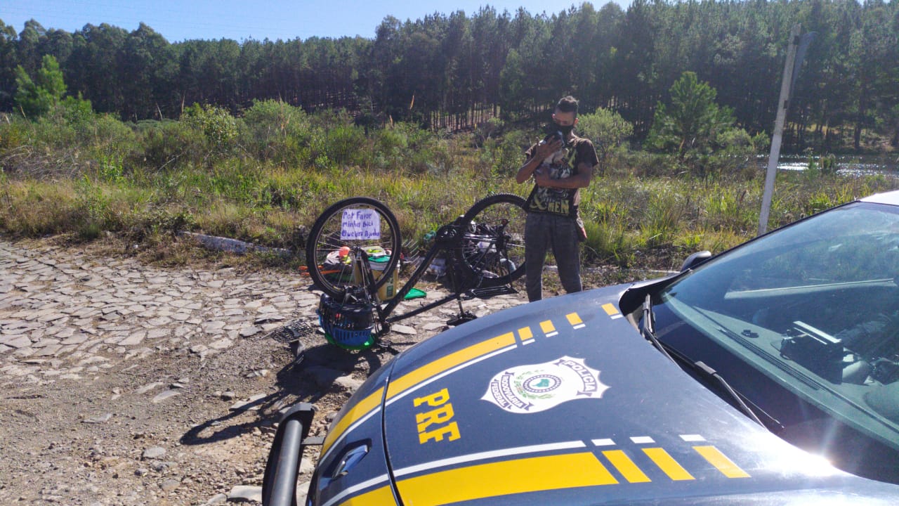 Vídeo: PRF presta auxílio a ciclista colombiano na BR-282