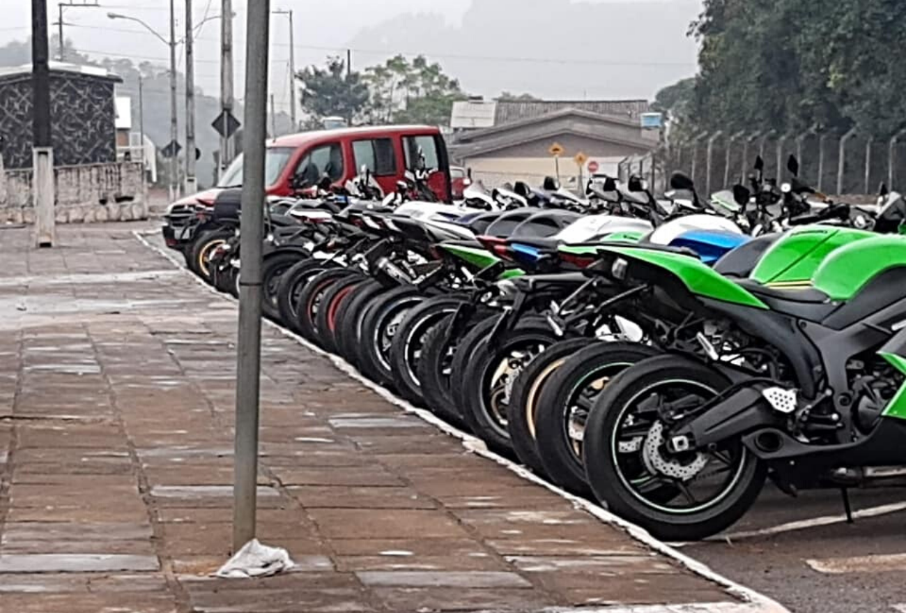 Motociclistas e familiares prestam homenagem no sétimo dia de falecimento de Ricardo Orlandi