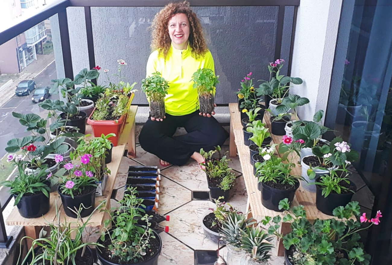 Moradora de Xanxerê cria horta orgânica na sacada do apartamento