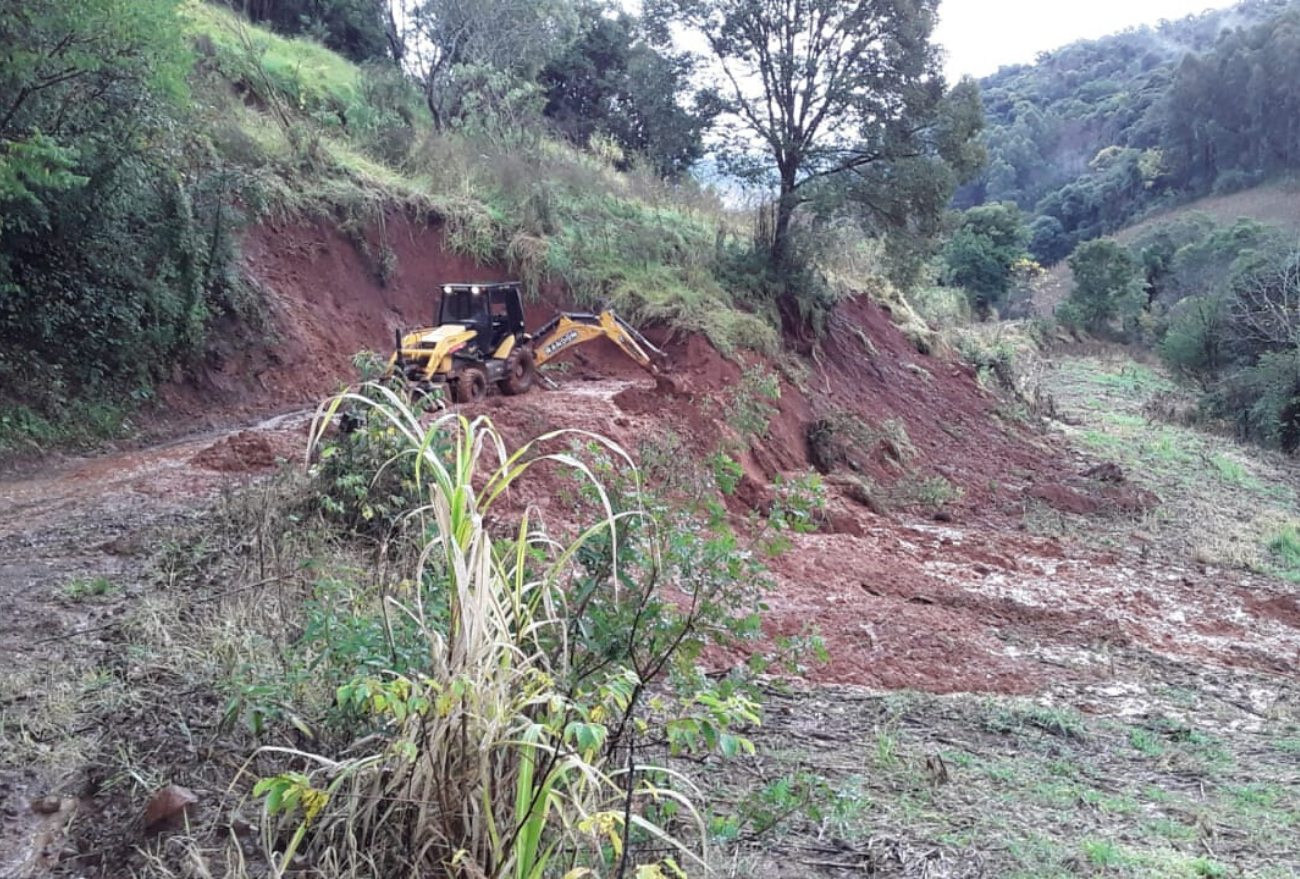 Desmoronamento bloqueia estrada no interior do município