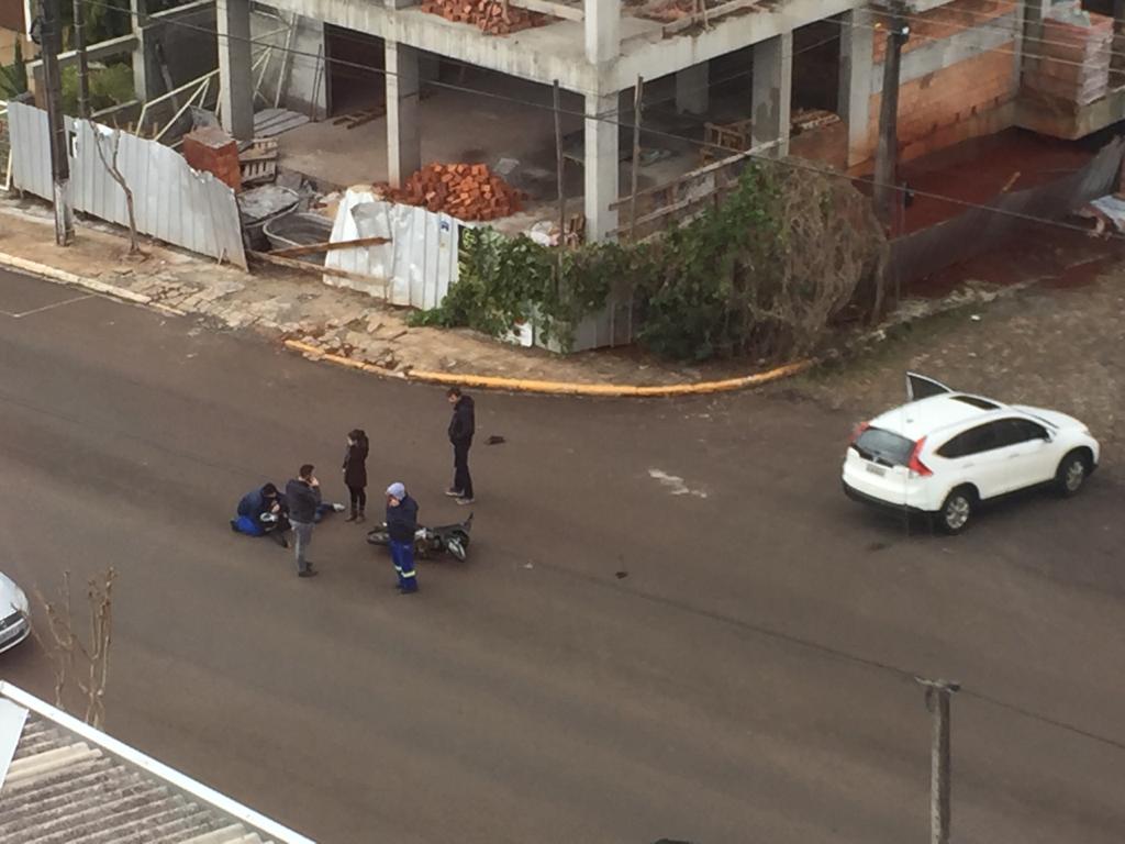 Carro e motocicleta colidem na Avenida La Salle, em Xanxerê