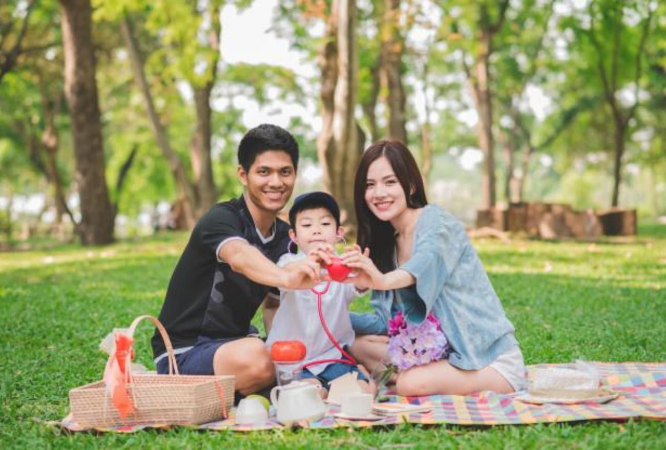 Азиаты на пикнике. Азиатская семья. Семья на пикнике. Счастливая азиатская семья. Asia family
