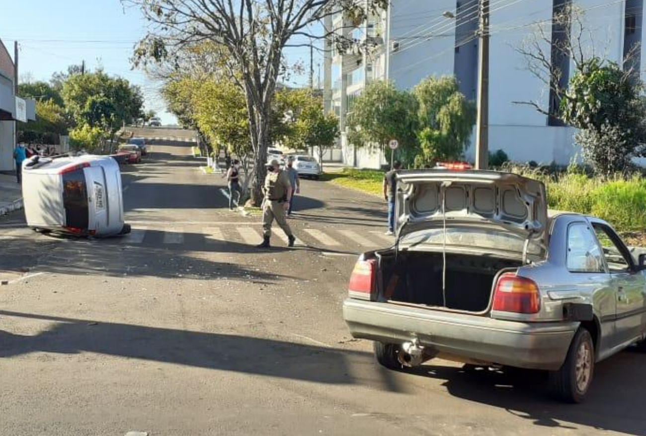 Colisão entre dois veículos seguida de capotamento é registrada, em Xanxerê