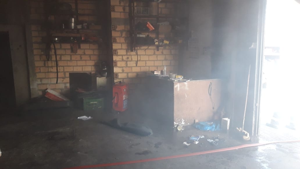 Bombeiros atendem princípio de incêndio em mecânica no Bairro Colatto