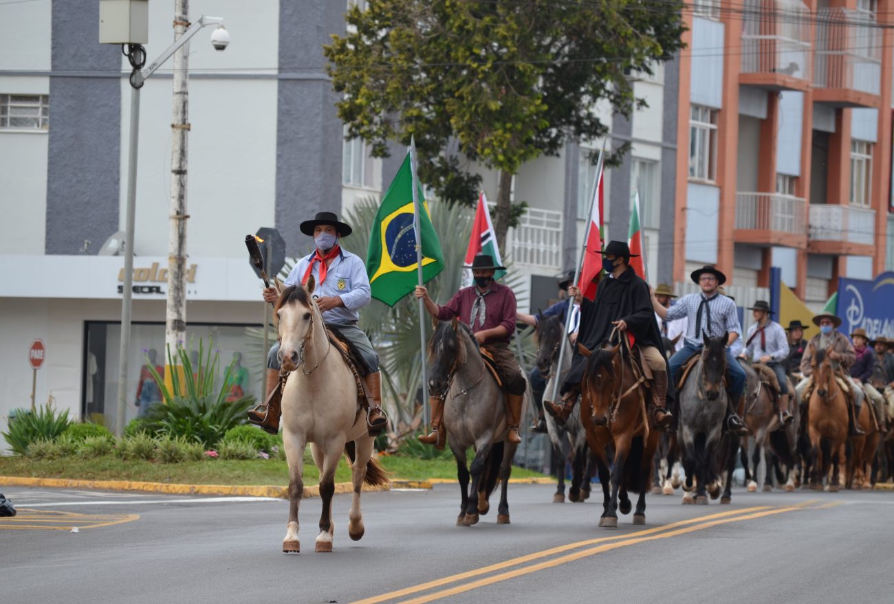 Cavalgada é realizada para homenagear o Dia do Gaúcho, em Xanxerê