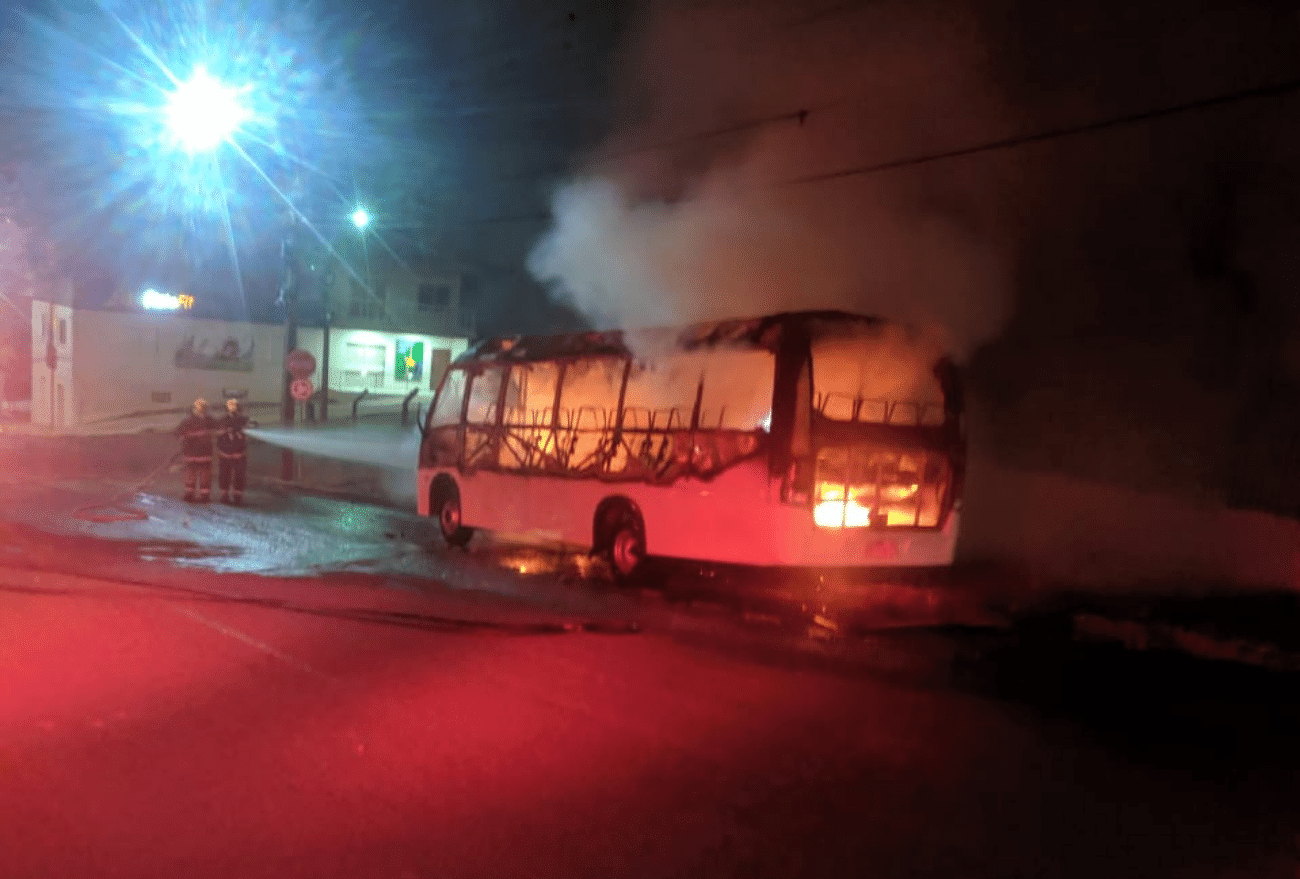 Corpo de Bombeiros combate incêndio em ônibus