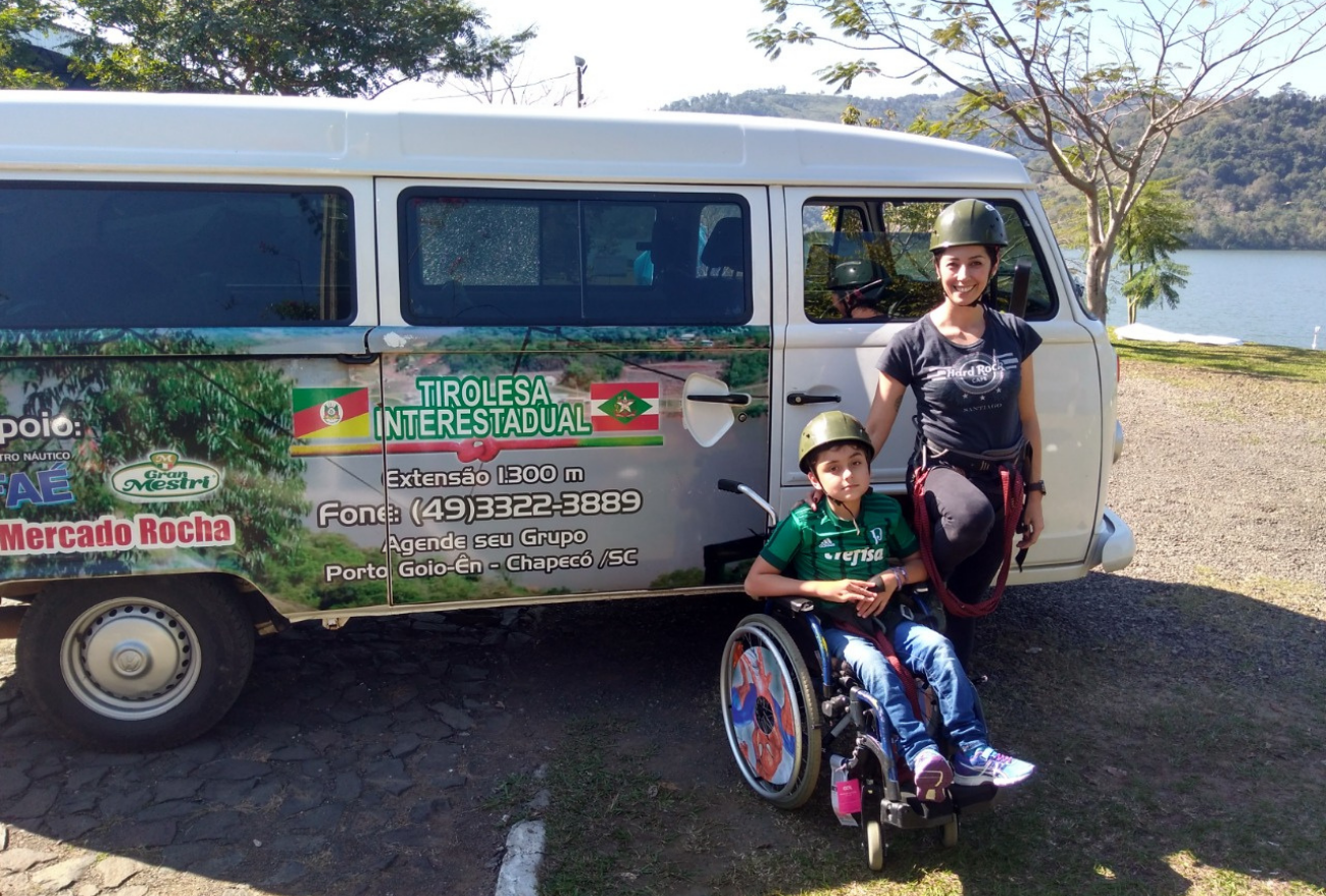 Aventura: menino de 12 anos com deficiência múltipla salta de tirolesa no Goio-ên