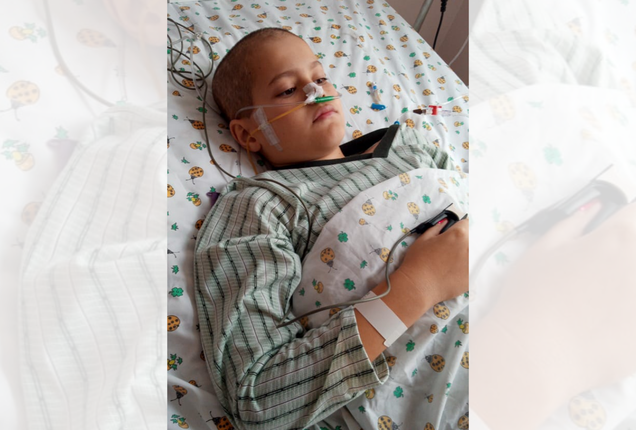 Menino de 11 anos trava batalha contra o câncer e precisa de ajuda para custear tratamento