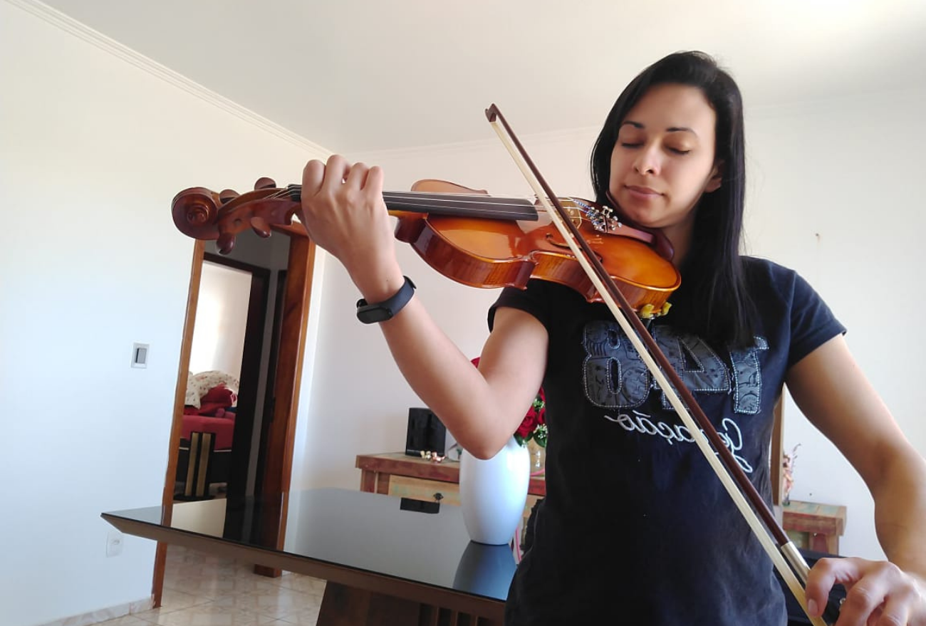 Um coração com dois amores: jovem é mestre em veterinária e violinista ao mesmo tempo