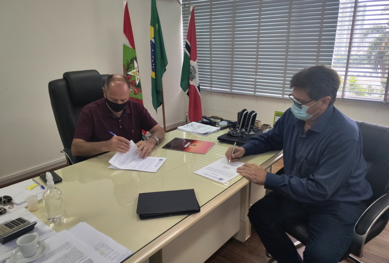 Assinada ordem de serviço para iluminação pública no loteamento Lírio Tronco