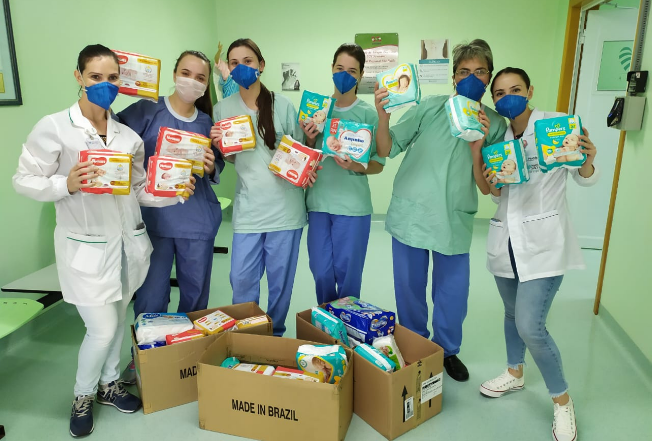 Mãe que passou pela UTI neonatal do Hospital Regional São Paulo realiza entrega de fraldas arrecadadas em campanha
