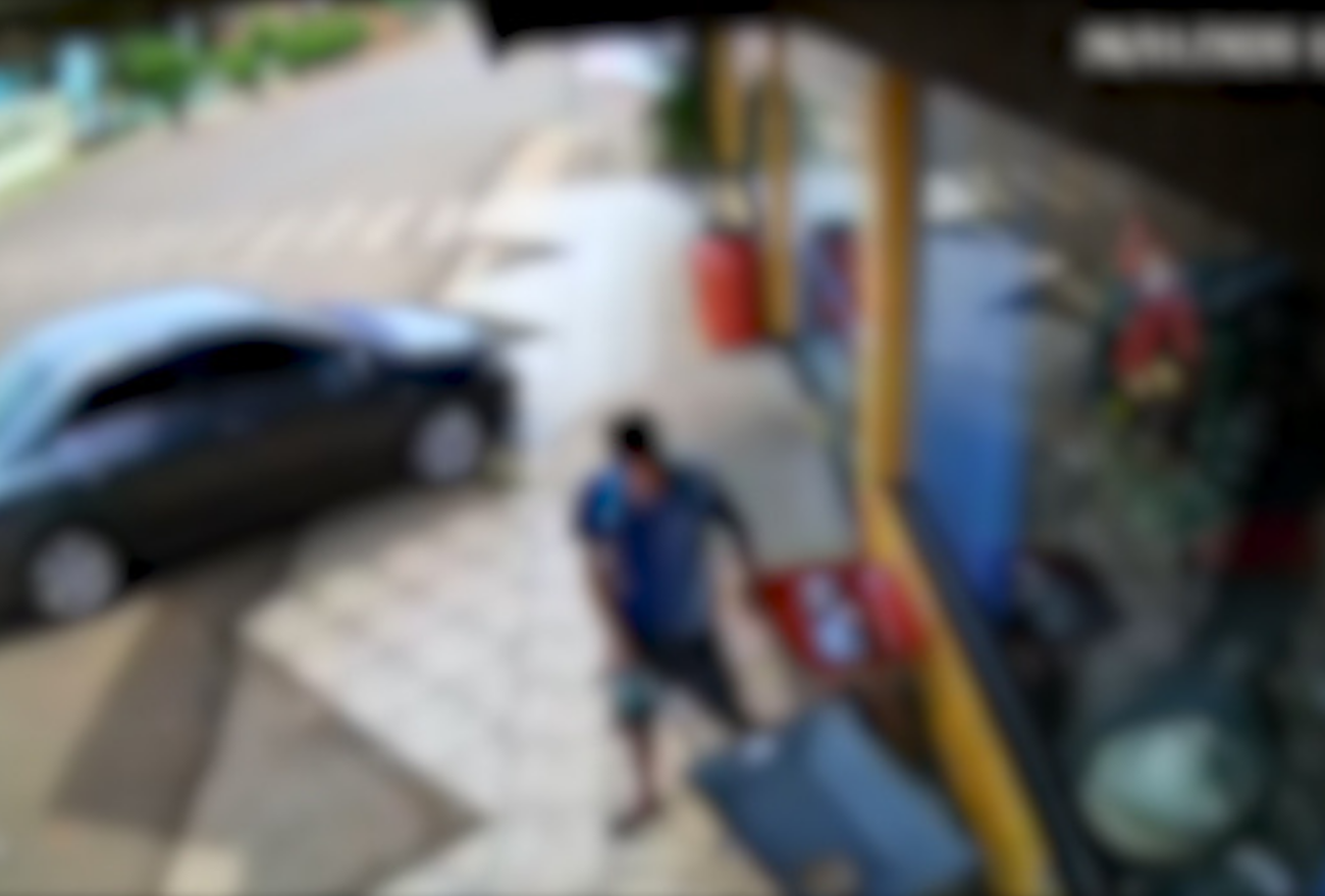 Vídeo: homem furta carrinho de mão de ferragem