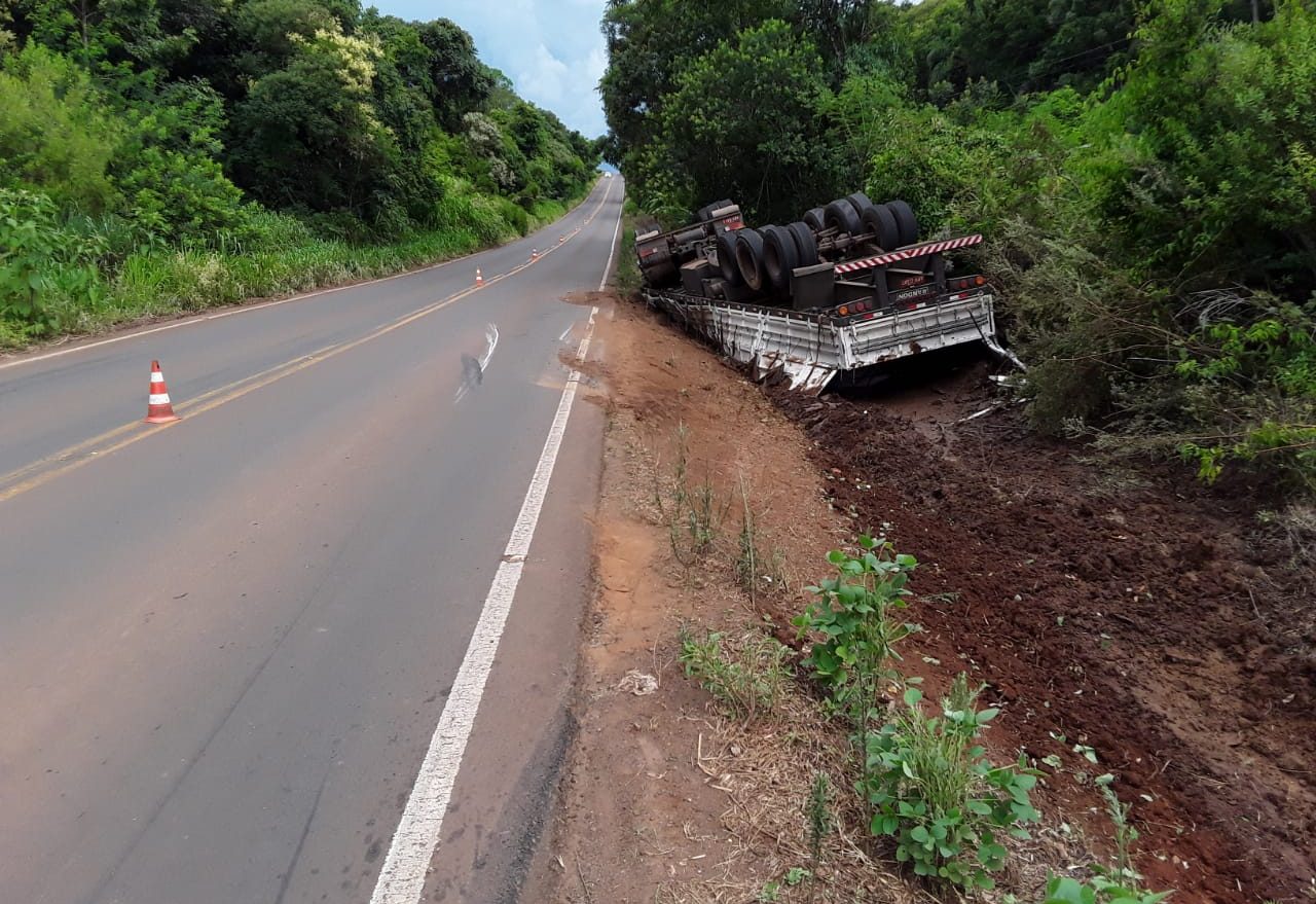 Caminhão sai da pista e capota na SC-480, em Ipuaçu