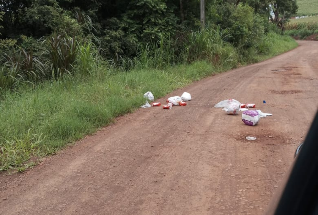 Morador denúncia descarte de lixo na Linha Três Pontes, em Xanxerê