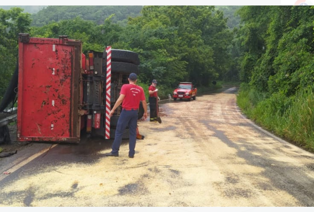 Caminhão de Abelardo Luz tomba e motorista fica ferido na SC-305