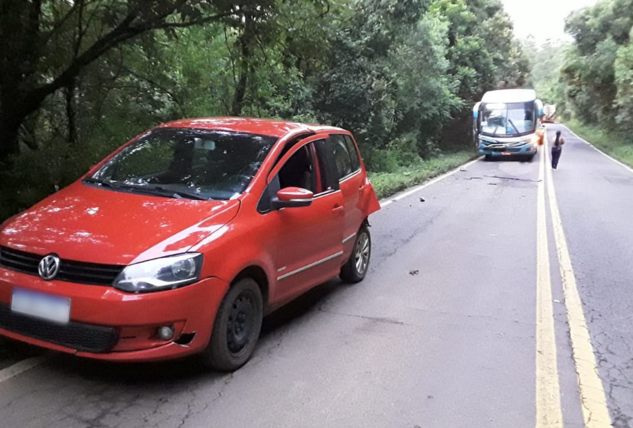 Ônibus colide em veículo que estava abandonado na SC-155, em Xanxerê