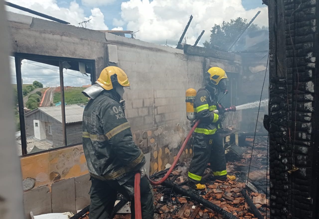 Vídeo: casa é consumida pelo fogo no Bairro Pinheiro, em Xanxerê