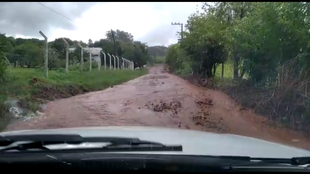 Minutos de chuva causam danos em estradas do interior de Xanxerê