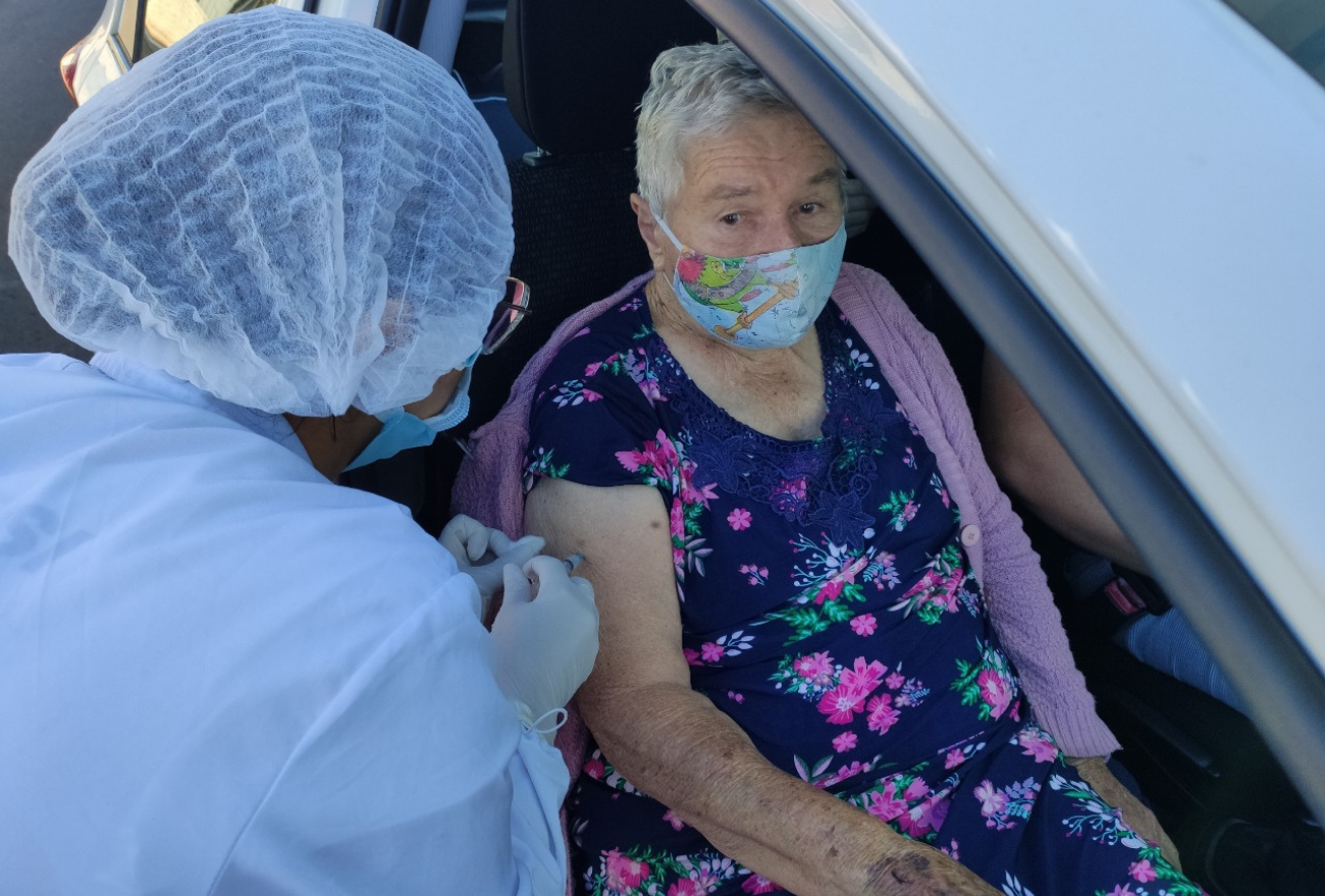 Mais de 200 idosos recebem primeira dose da vacina contra a Covid-19, em Xanxerê