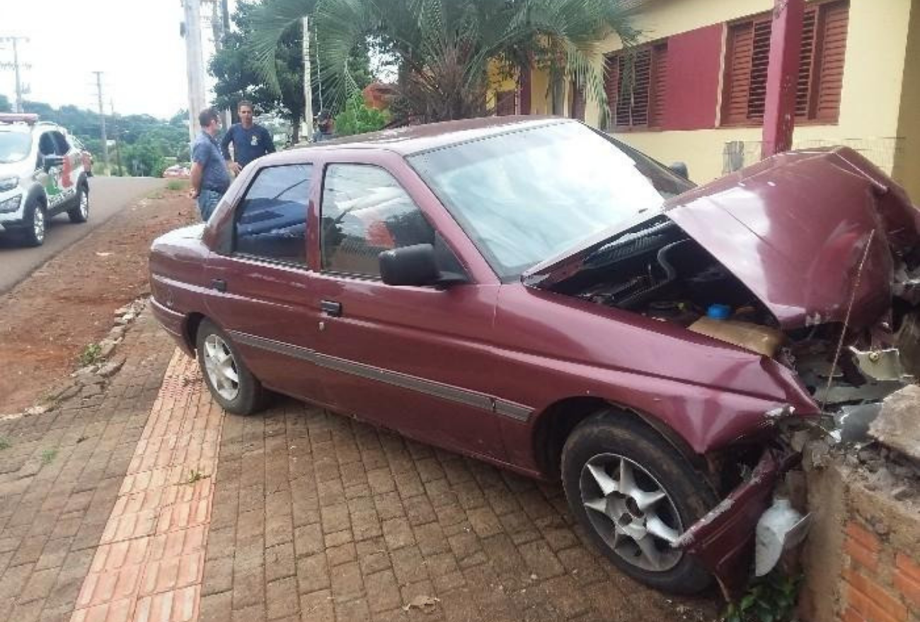Veículo furtado é recuperado após se envolver em acidente, em Xanxerê