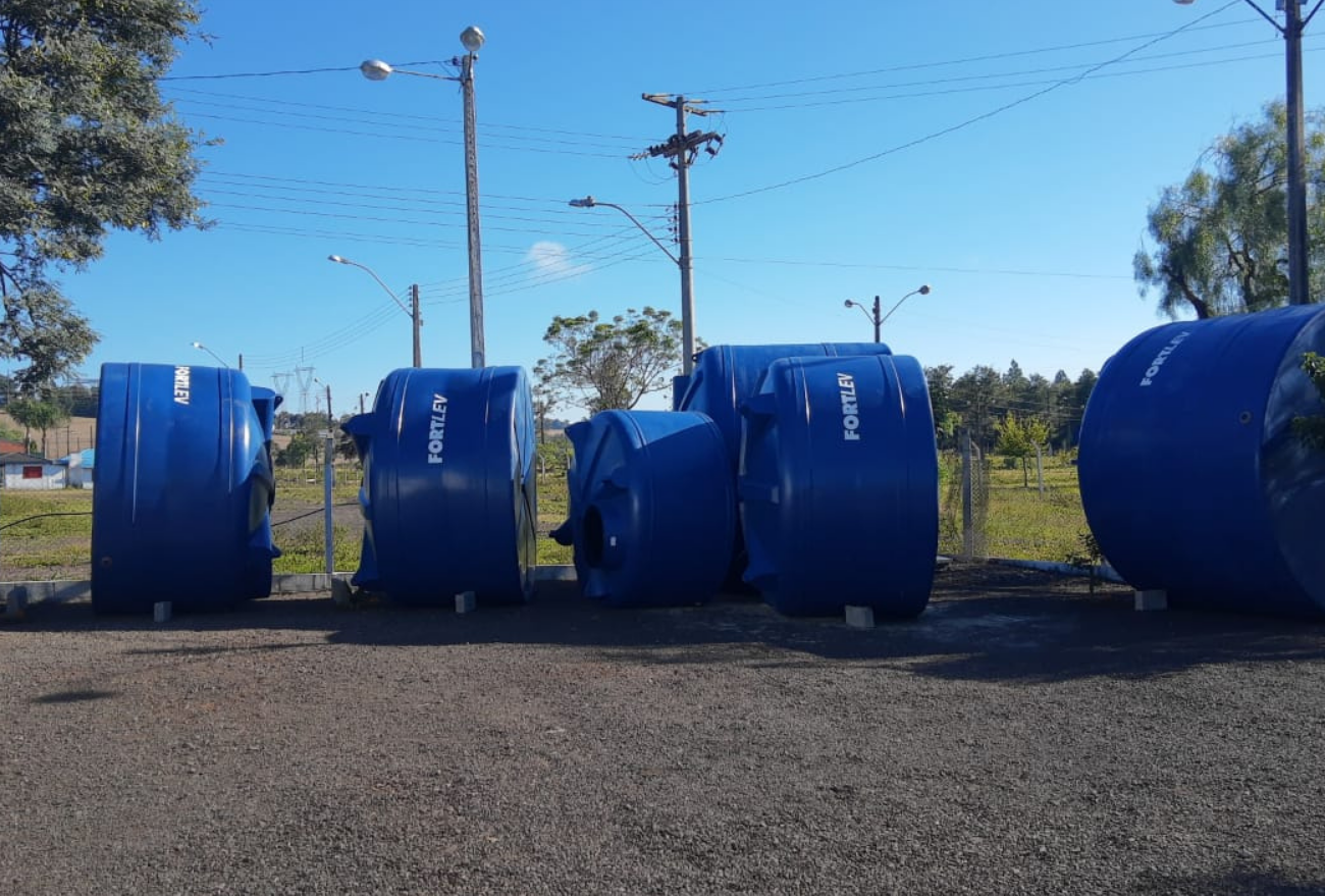 Estiagem: defesa civil entrega caixas de água para famílias do interior de Xanxerê