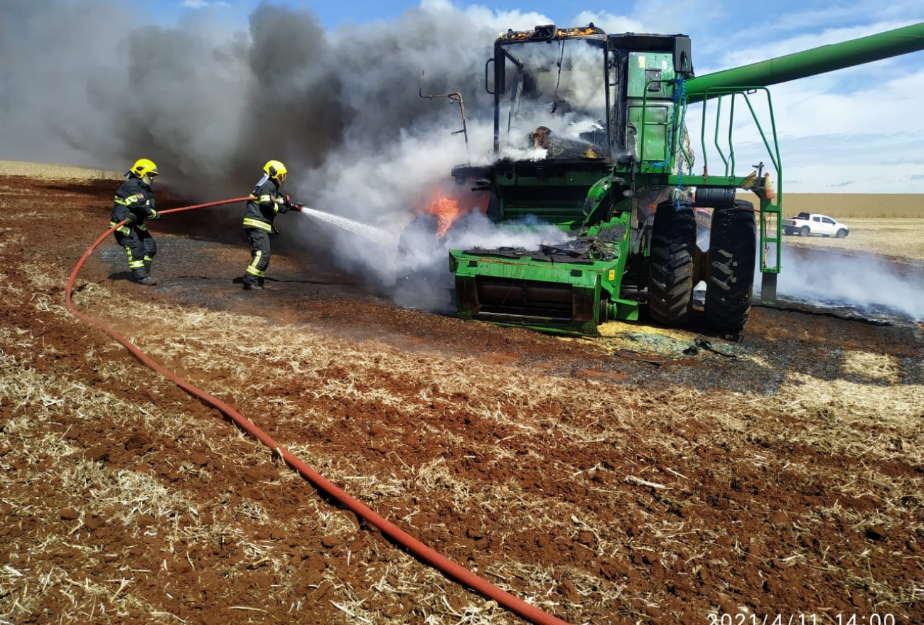 Máquina agrícola pega fogo na linha Pesqueiro de Baixo, em Xanxerê