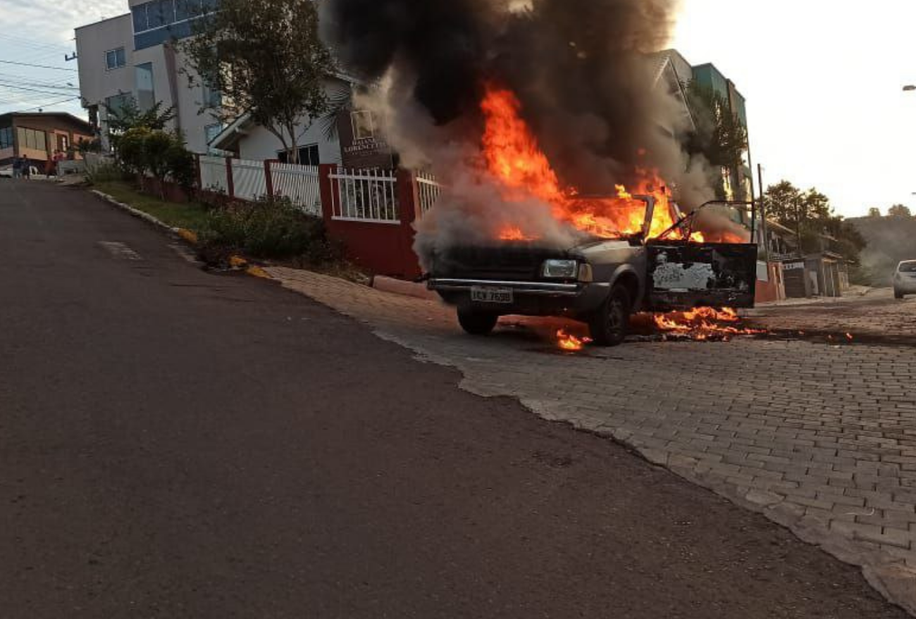 Bombeiros combatem incêndio em veículo que ficou completamente destruído