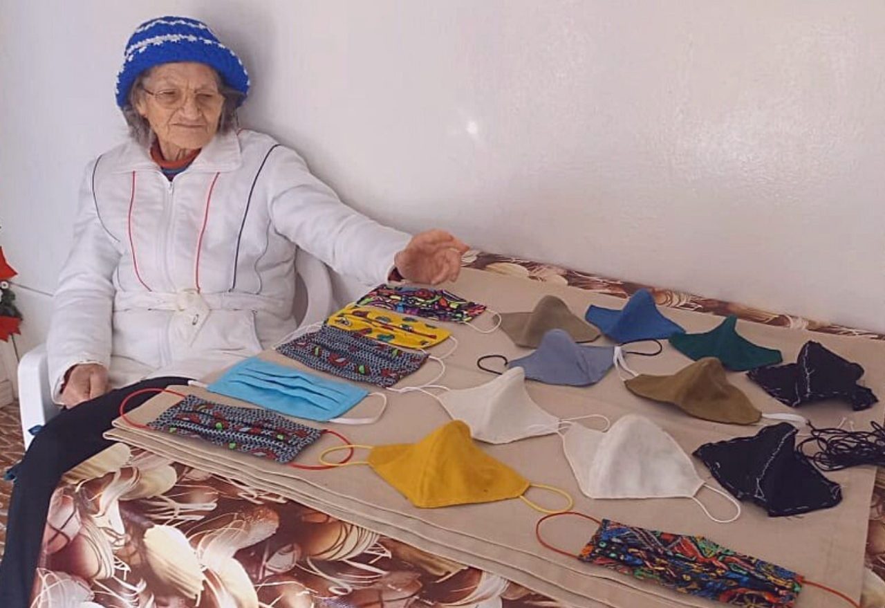 Vitalidade: aos 96 anos, costureira de Xanxerê se dedica a confecção de máscaras
