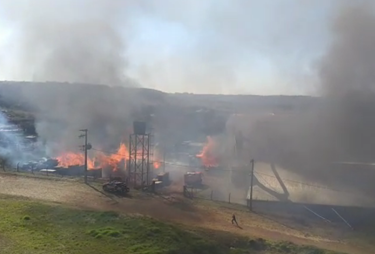 Bombeiros combatem incêndio de grandes proporções em depósito de empresa, em Xanxerê