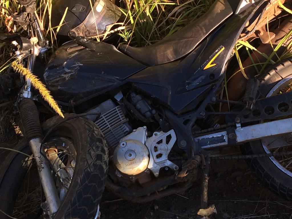 Jovem de 18 anos sofre suspeita de fraturas em acidente entre carro e moto