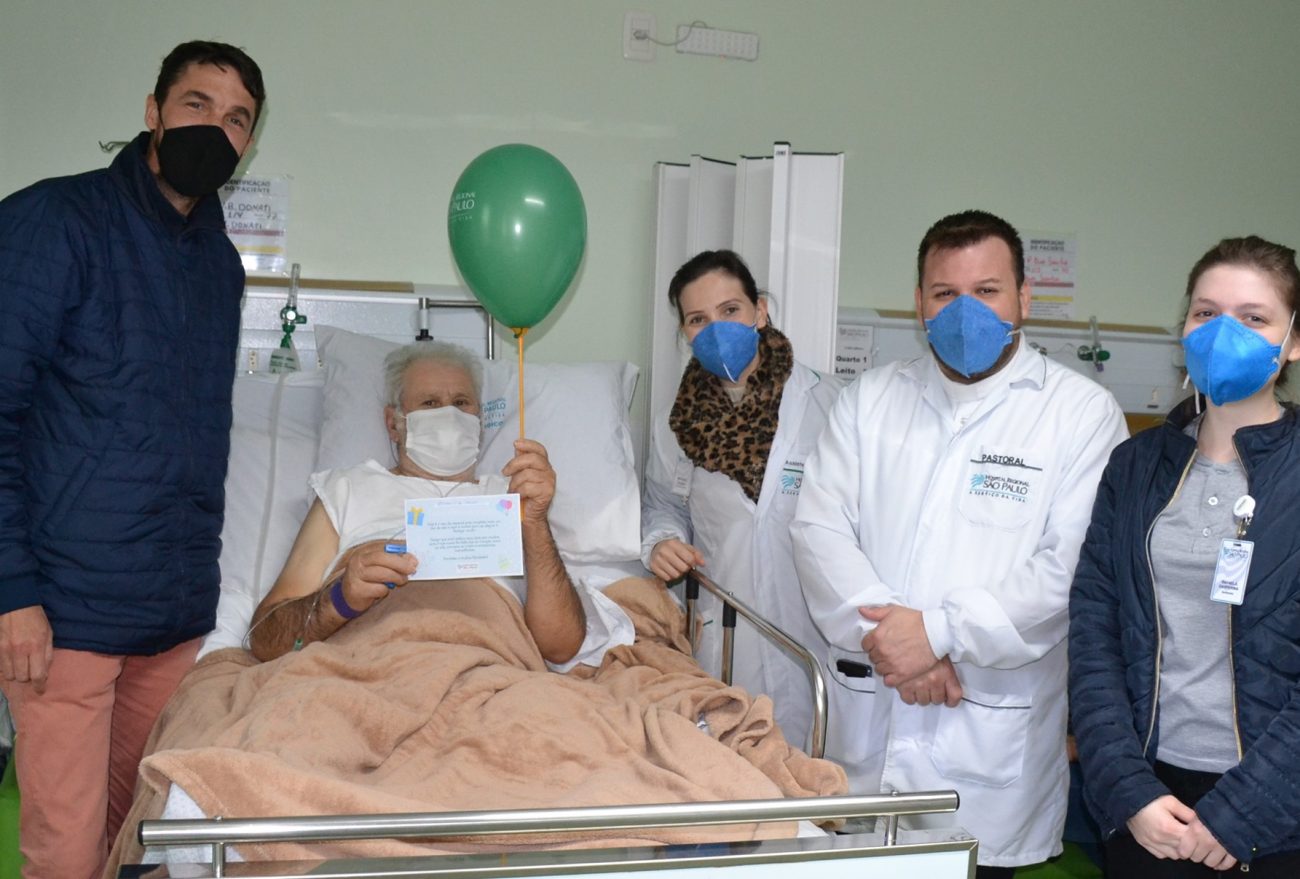 Paciente do HRSP comemora aniversário e ganha festa na sua unidade de internação
