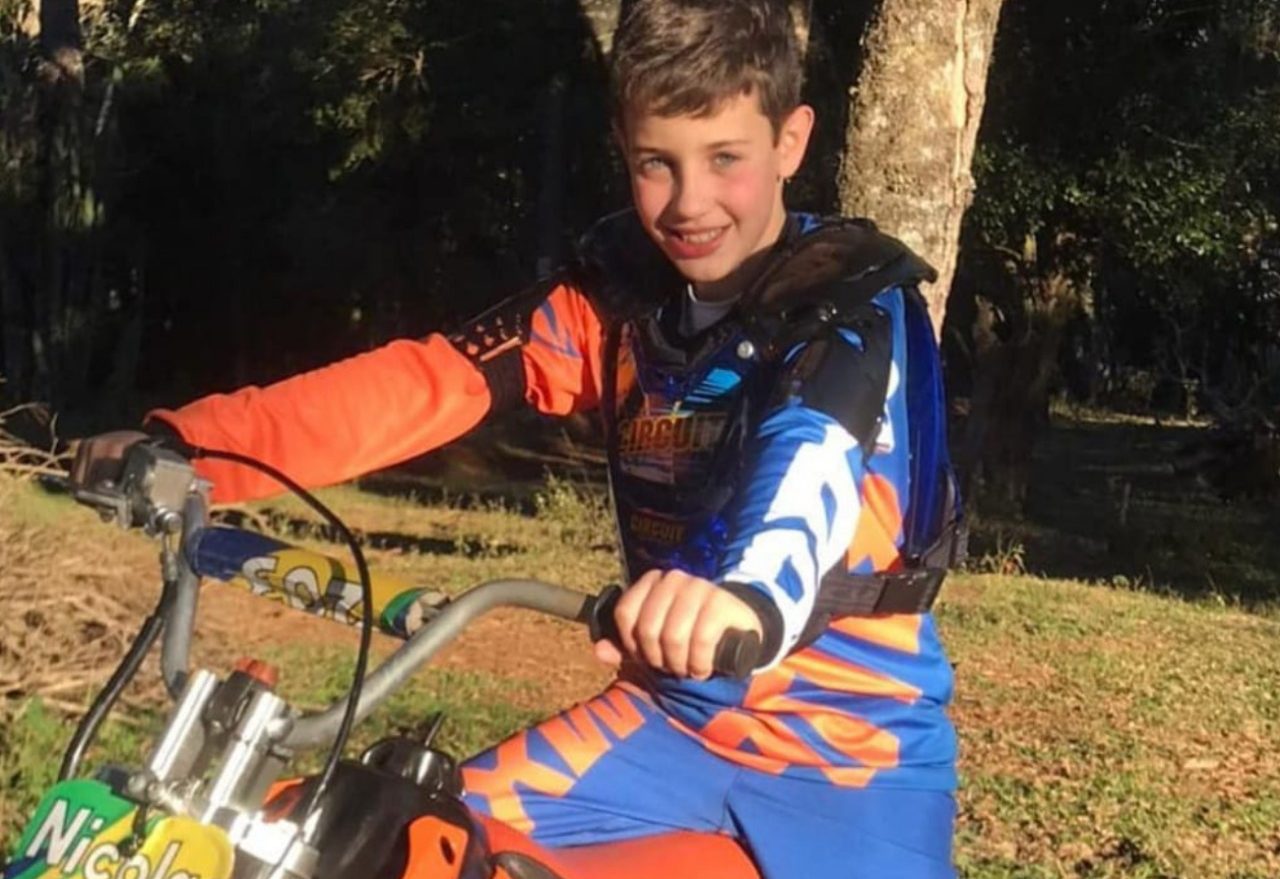 Menino de dez anos é apaixonado por motos e família conta como apoiou o sonho