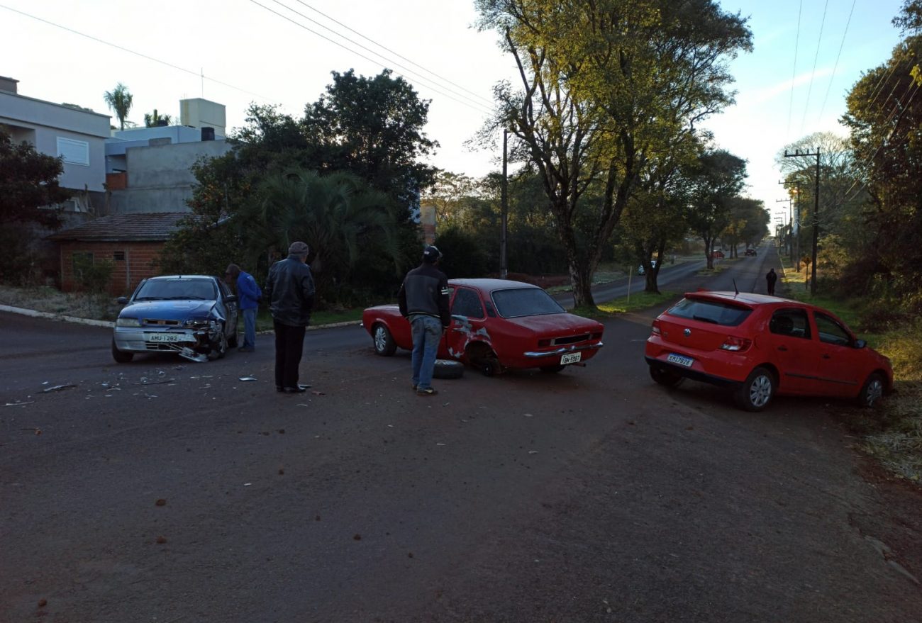 Três carros colidem no Bairro Jardim Tarumã, em Xanxerê