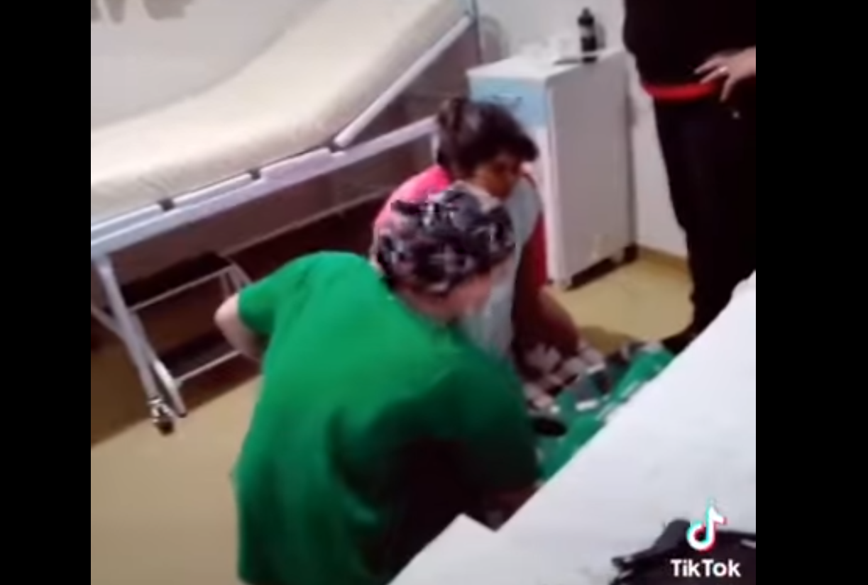 Vídeo de mulher dando à luz no chão de hospital é divulgado nas redes  sociais e gera polêmica | Lance Notícias