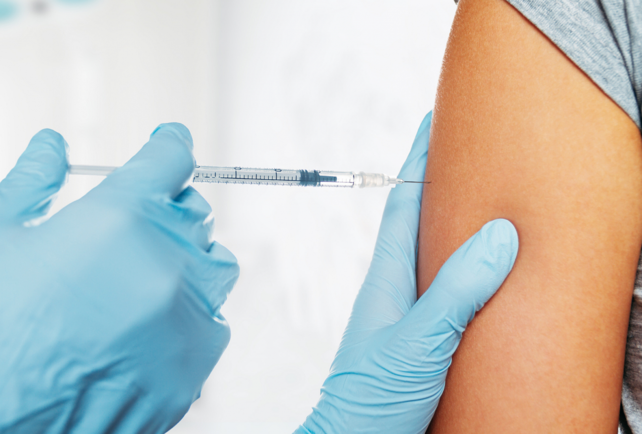 Adolescentes de 14 anos serão vacinados contra a Covid-19 a partir desta quinta-feira (30)