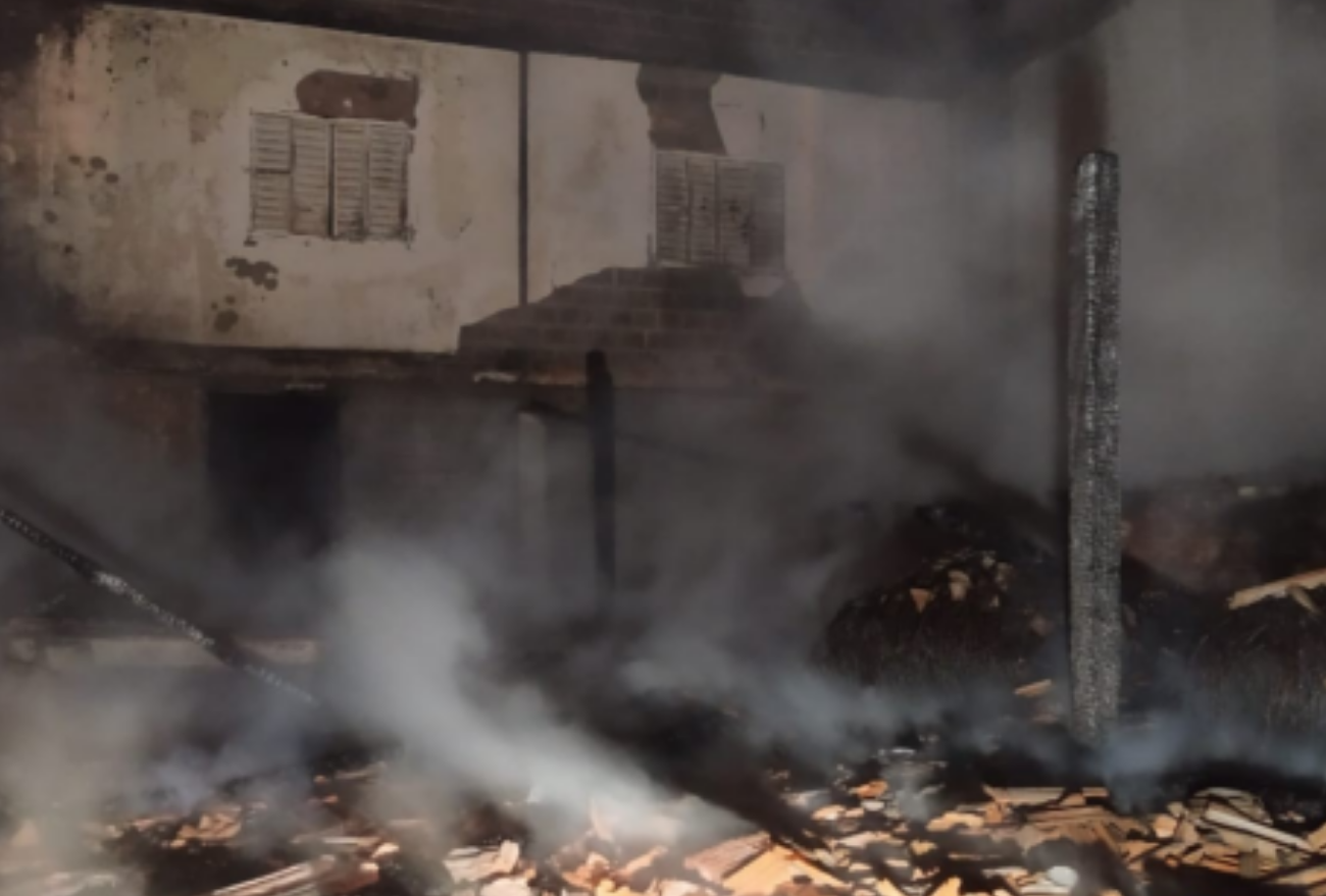 Casa de alvenaria é consumida por incêndio, em Abelardo Luz