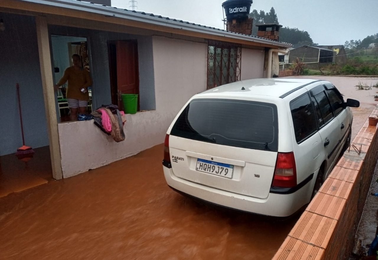 Família tem casa alagada devido às chuvas no Bairro Leandro