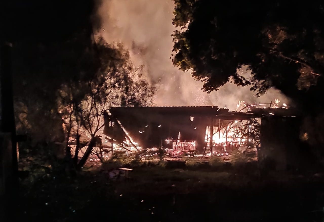 Casa de madeira é completamente consumida pelo fogo, em Xaxim
