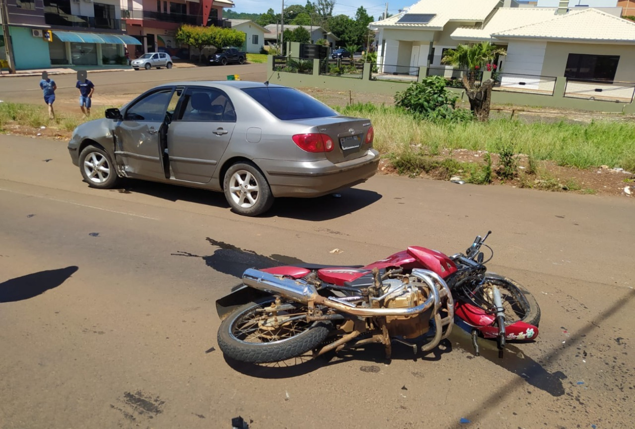 Acidente envolvendo veículo e motocicleta deixa jovem gravemente ferido