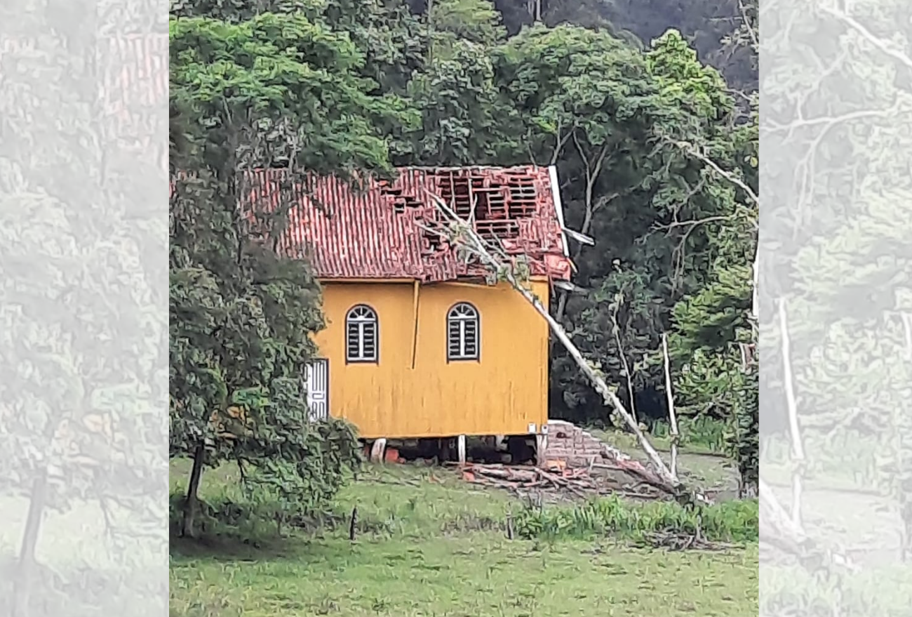 Igreja tombada pelo Patrimônio Histórico no município fica danificada após temporal
