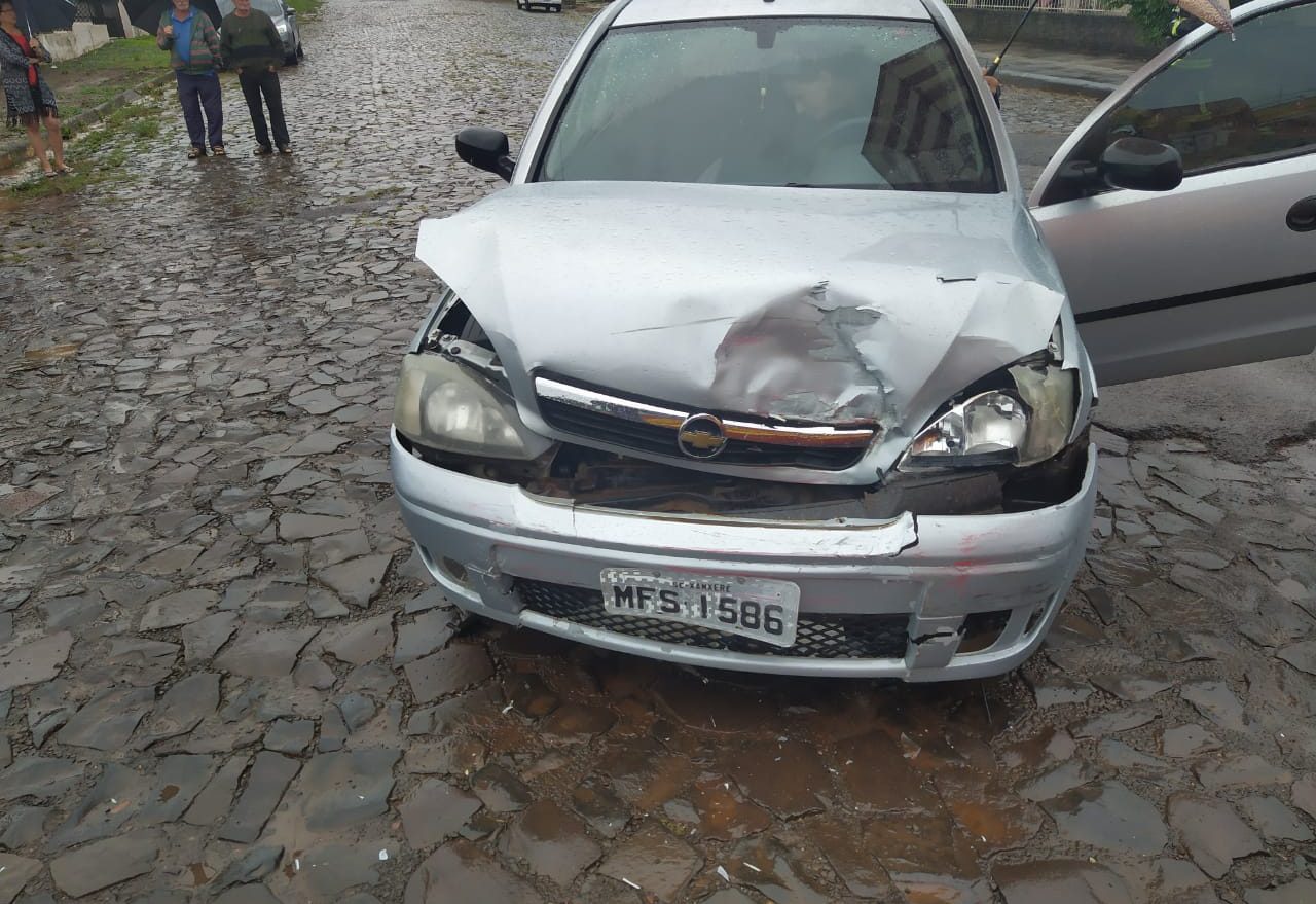 Mulher fica ferida em colisão entre carros no Bairro São Jorge, em Xanxerê