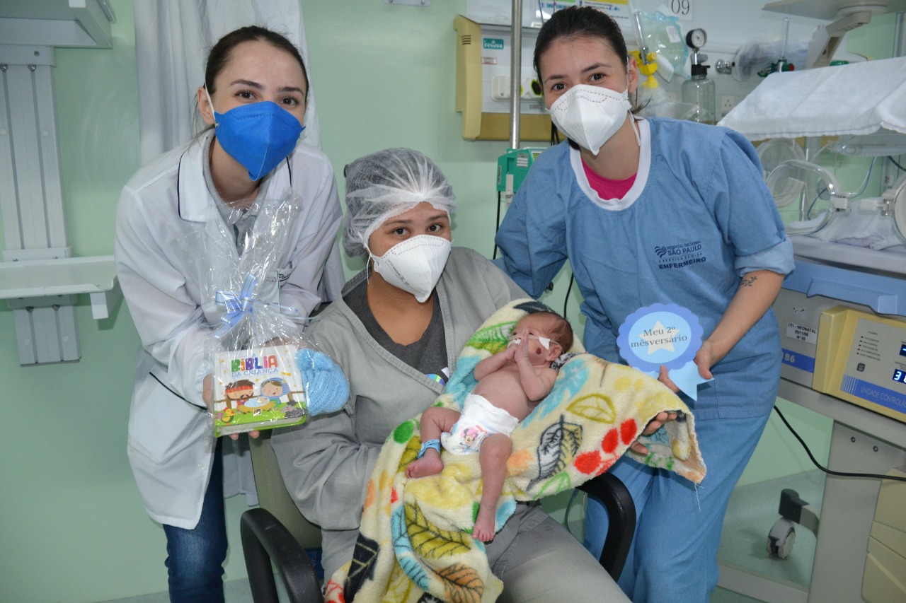 Profissionais da UTI Neonatal do HRSP comemoram mesversário de bebê