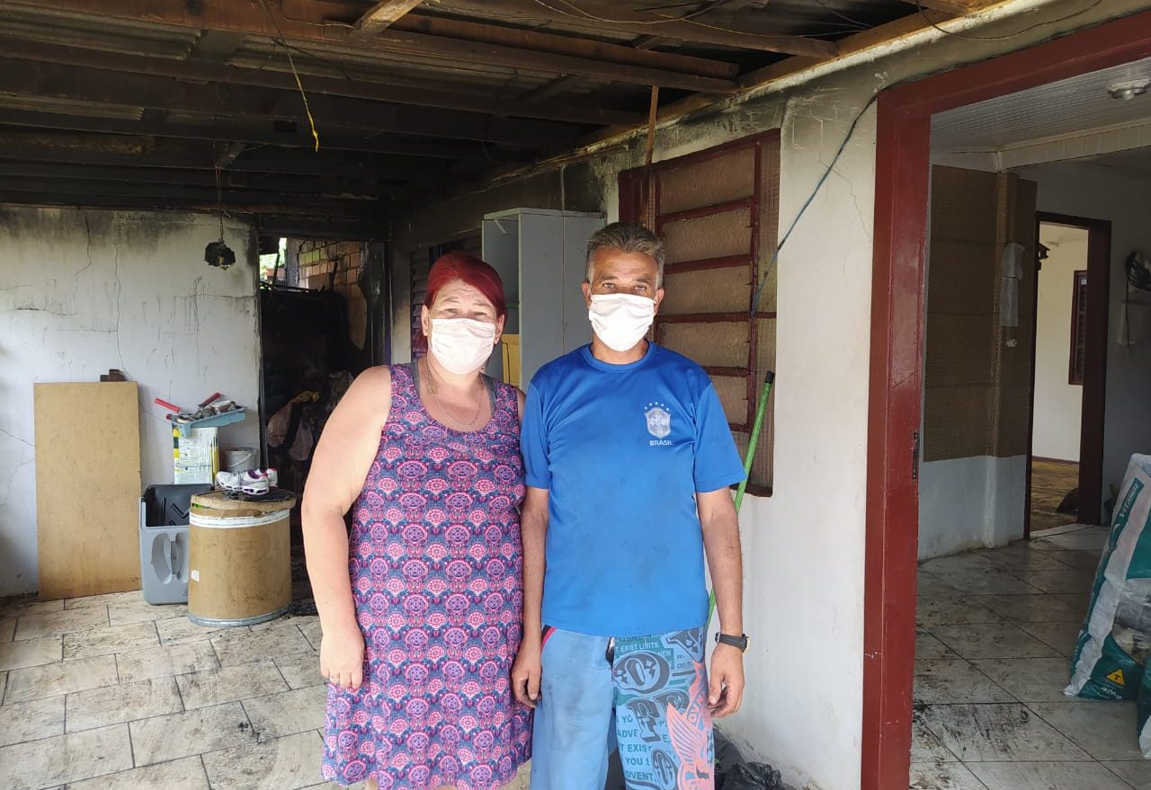 Família que teve casa destruída por incêndio necessita de ajuda para reconstrução