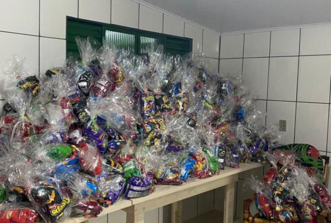 LEO Clube Ômega realiza entrega de cestas de natal para crianças carentes