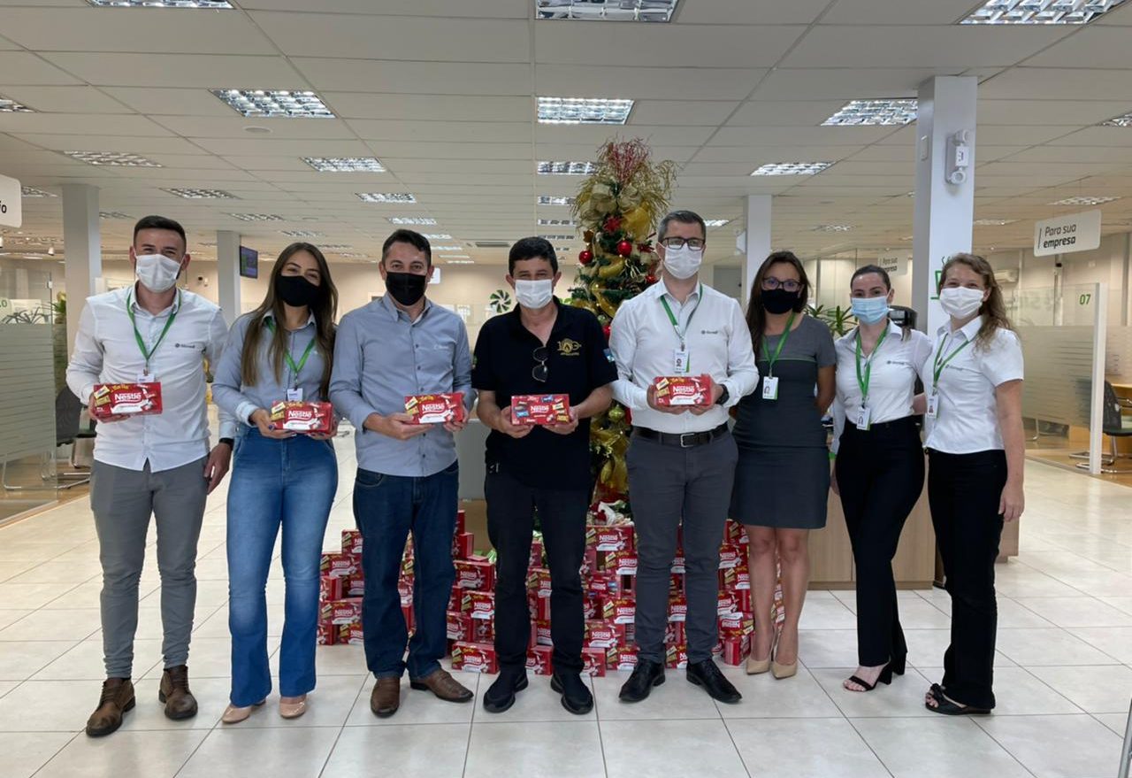 Campanha Árvore da Cooperação do Sicredi arrecada mais de 300 caixas de bombons