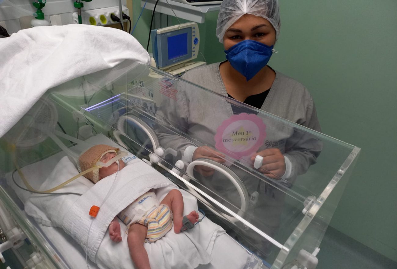 Bebê que nasceu com pouco mais de 1kg completa “mesversário” na UTI Neonatal do HRSP